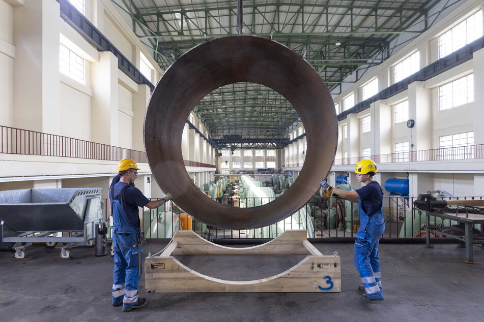 Blick in die Röhre: 2,54 Meter Durchmesser, 2,2 Tonnen schwer: Ein kleiner Ausschnitt der einstigen Wasserleitungen im PSW, zur Sanierung ausgeschnitten.
