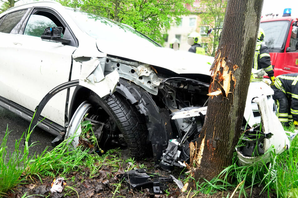 Vollsperrung In Chemnitz Mercedes Kracht Gegen Baume Fahrer Verletzt Tag24