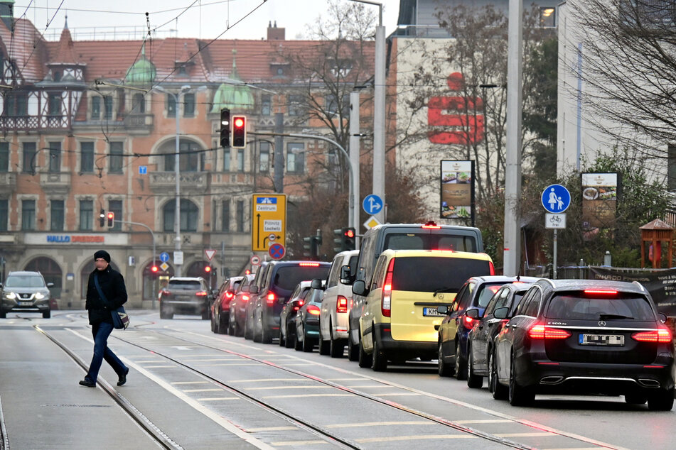 Autofahrer müssen sich auf der Tolkewitzer Straße seit Dezember mit einer Fahrspur begnügen.