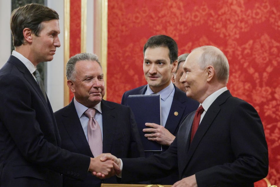 Das von der staatlichen russischen Agentur Sputnik via AP veröffentlichte Foto zeigt den russischen Präsidenten Wladimir Putin (73, r.), als er vor Beginn der Gespräche im Senatspalast des Kremls in Moskau die Gesandten des US-Präsidenten Trump (80), Steve Witkoff (45, zweiter von links) und Jared Kushner begrüßt.