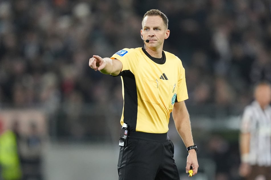 Wie schon im Hinspiel wird Sören Storks (37) auch das Rückspiel zwischen St. Pauli und Werder Bremen leiten.