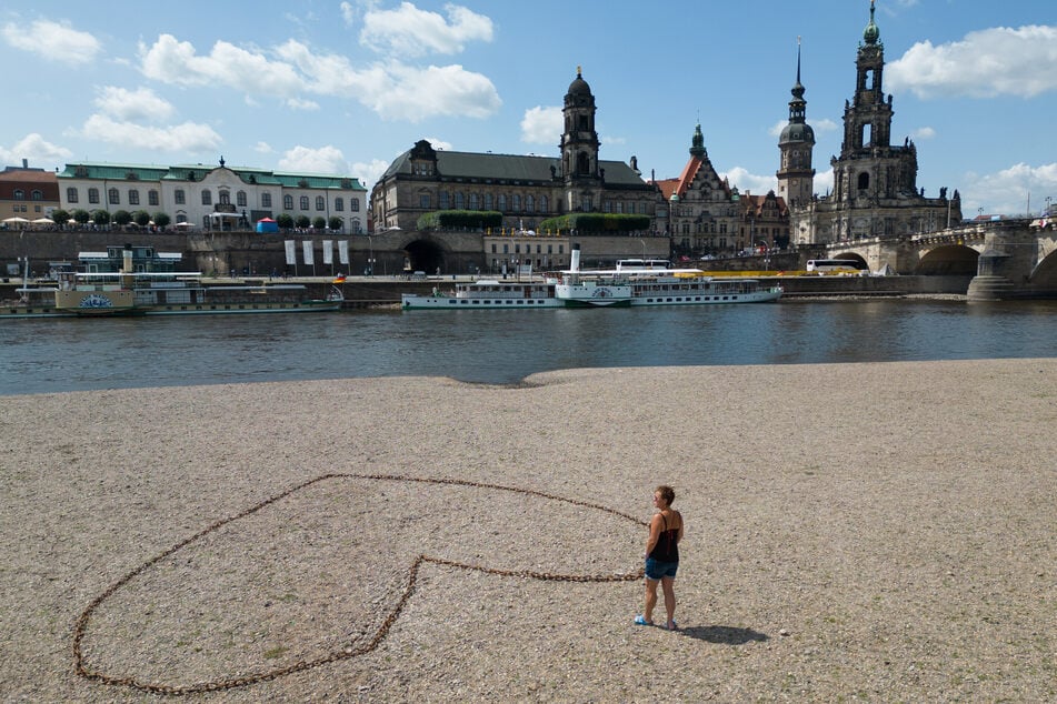 Ein Herz für Dresden, aber nicht für den Klimawandel: Die Elbe führt mit einer Pegelhöhe von etwa 70 Zentimetern derzeit viel zu wenig Wasser, sagen Experten. (Archivfoto)