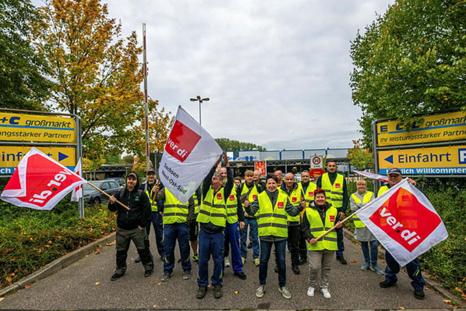 Beschäftigte des Edeka Foodservice Chemnitz streiken seit Donnerstag vor dem Großmarkt an der Winklhoferstraße.