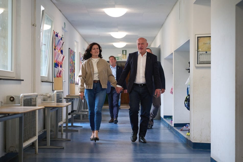 Gemeinsam mit seiner Partnerin, Bildungssenatorin Katharina Günther-Wünsch (43, CDU), machte sich Kai Wegner (54, CDU) auf den Weg zum Wahllokal.