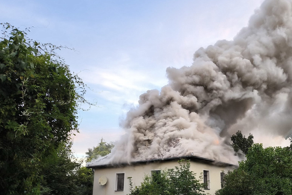 Gebäudebrand in Nordthüringen: Bahnverkehr gesperrt!