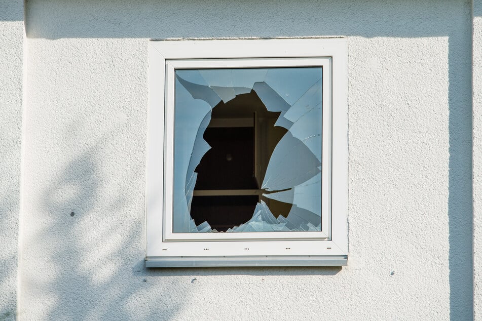 Nach der Detonation wurde durch herumfliegende Teile eine Fensterscheibe beschädigt. (Symbolbild)