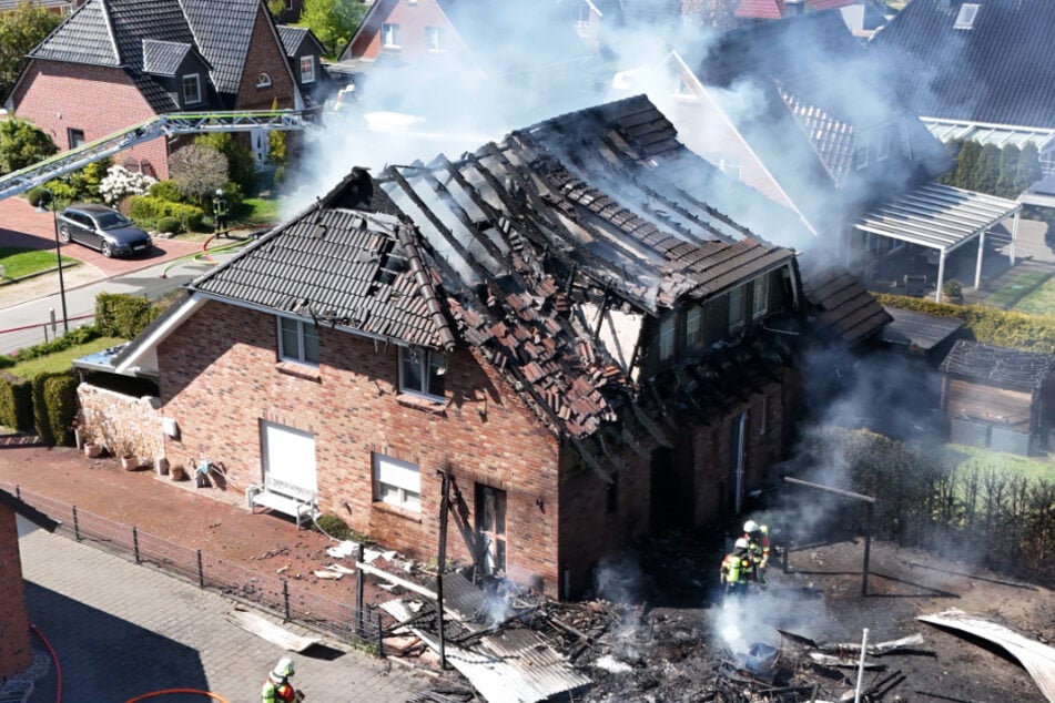 Der Dachstuhl eines Wohnhauses in der Gemeinde Raa-Besenbek wurde am Freitag durch ein Feuer völlig zerstört.