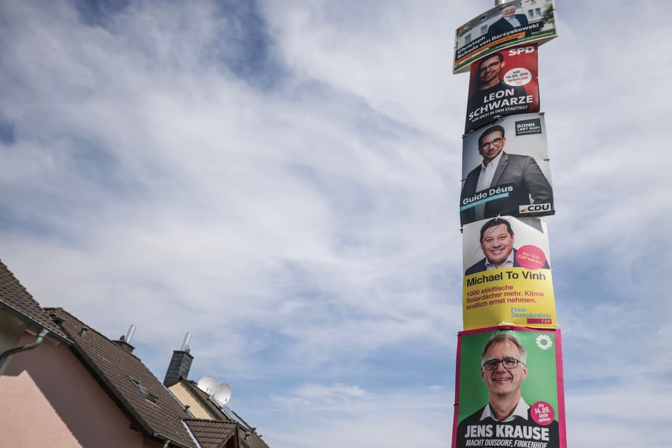 Etliche Wahlplakate in den NRW-Städten weisen schon jetzt auf die Kommunalwahl am 14. September hin, hier in der Bonner Innenstadt.