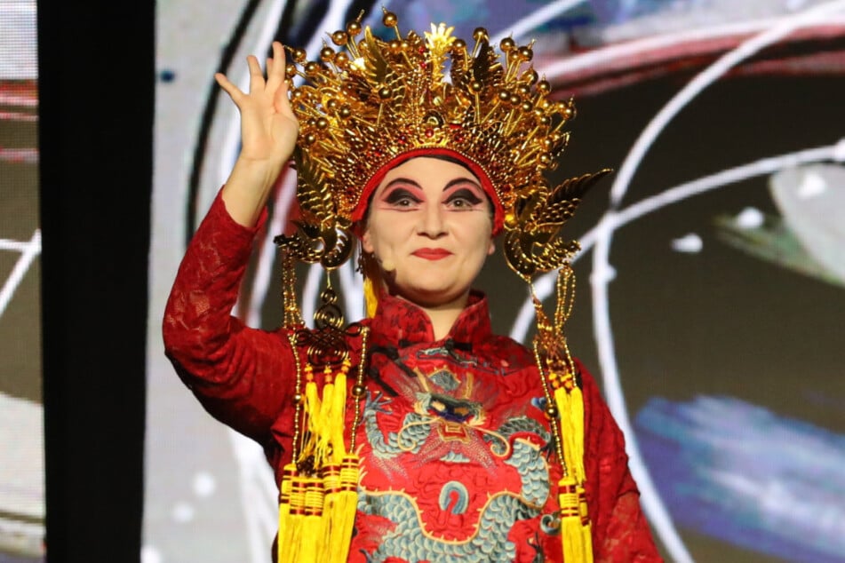 Prächtige Kleidung und Masken repräsentieren das traditionelle China in der Show.