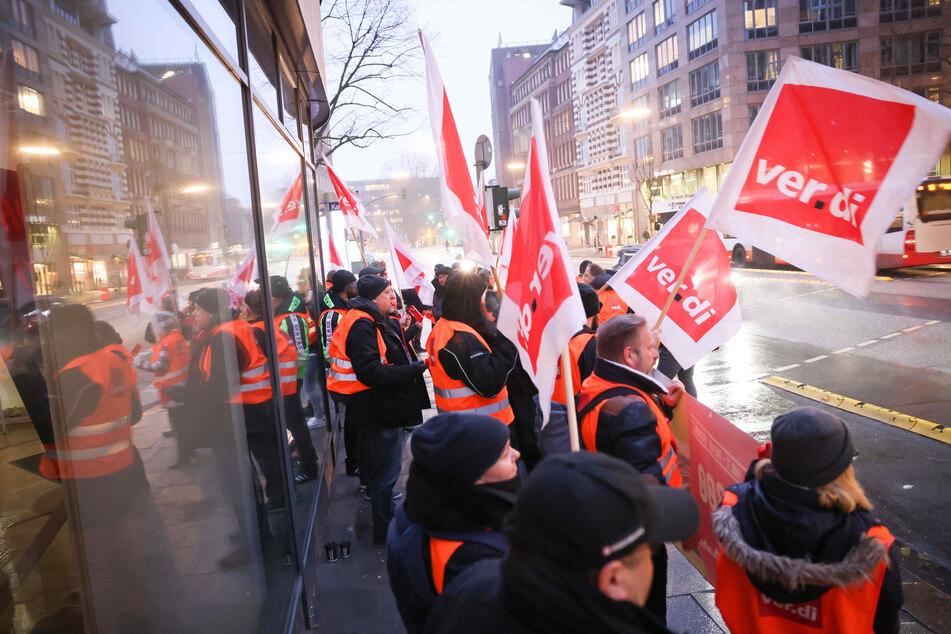 Die Gewerkschaft Verdi hat die Beschäftigten der Hamburger Hochbahn für den 1. Februar 2023 dazu aufgerufen, die Arbeit niederzulegen. Das Bild zeigt eine Kundgebung von Hochbahn-Mitarbeitern in der vergangenen Woche.