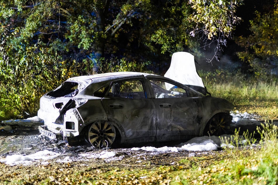 Die Überreste des Brandwagens nach dem Löscheinsatz der Feuerwehr.