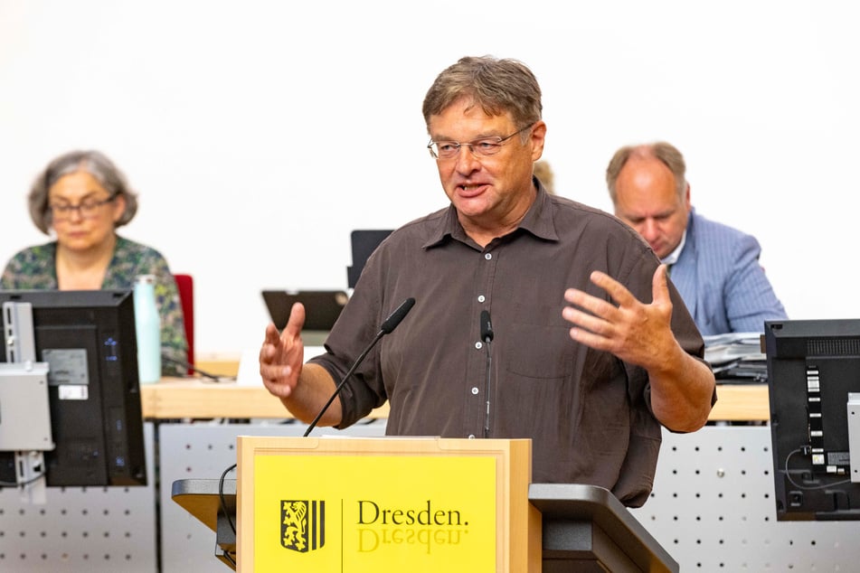Stadtrat Holger Zastrow (57) und seine Fraktion stehen auch trotz der ersten Anpassungen hinter dem gewählten Carolabrücken-Entwurf.
