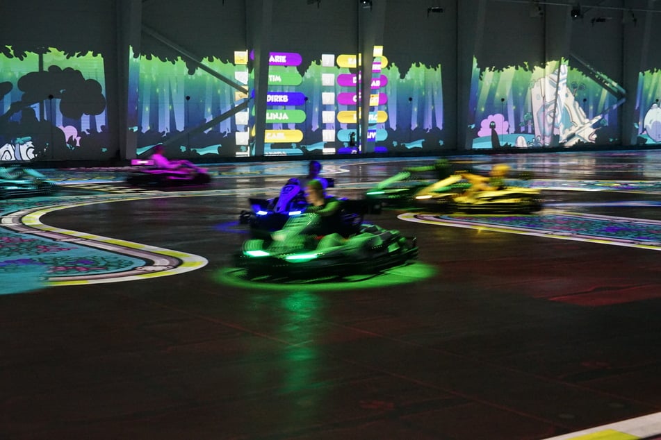 Der größte Unterschied zum "klassischen" Kartfahren sei bei "BattleKart" die Mischung aus "moderner Technik und echtem Fahrspaß", so Armbrust. Mithilfe von Beamern werden die unterschiedlichsten Strecken auf den Boden projiziert.
