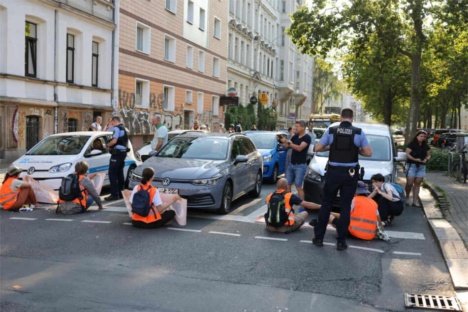 Am Dienstag legten die Aktivisten, die zum Teil an der Fahrbahn festgeklebt waren, den Leipziger Verkehr lahm.