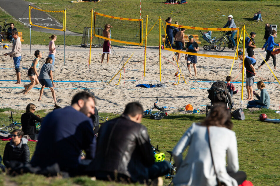 Freizeitsportler spielen auf Beachvolleyball Plätzen im Volkspark Friedrichshain.