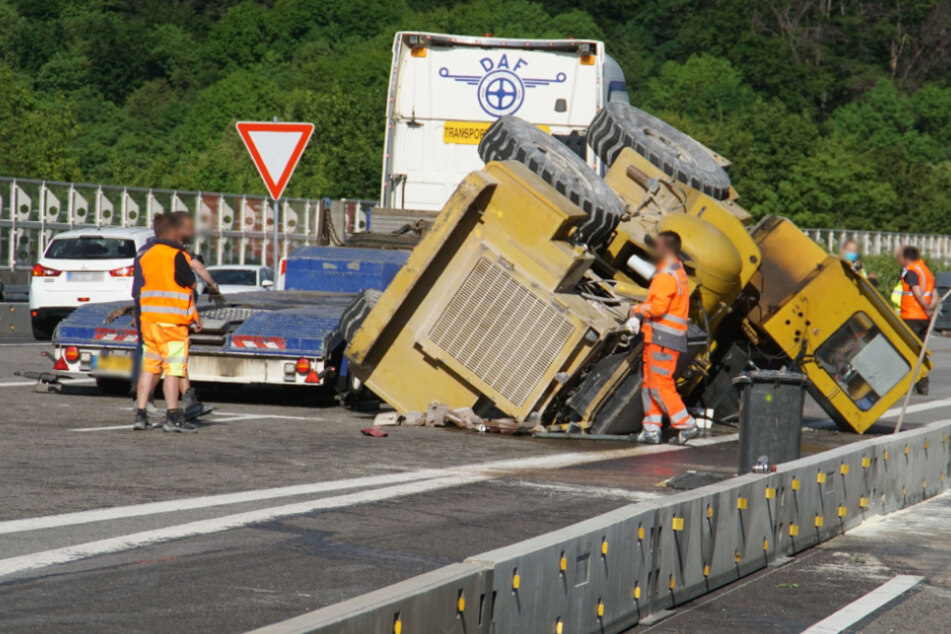 Nach Unfall mit Baumaschine: Autobahn in Richtung Stuttgart gesperrt