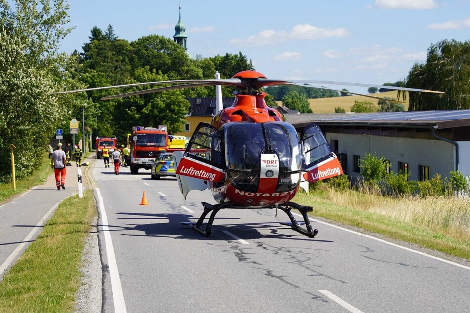 Aufgrund der vermutlich schweren Verletzungen des 19-jährigen Beifahrers wurde auch ein Rettungshubschrauber zur Unfallstelle beordert.