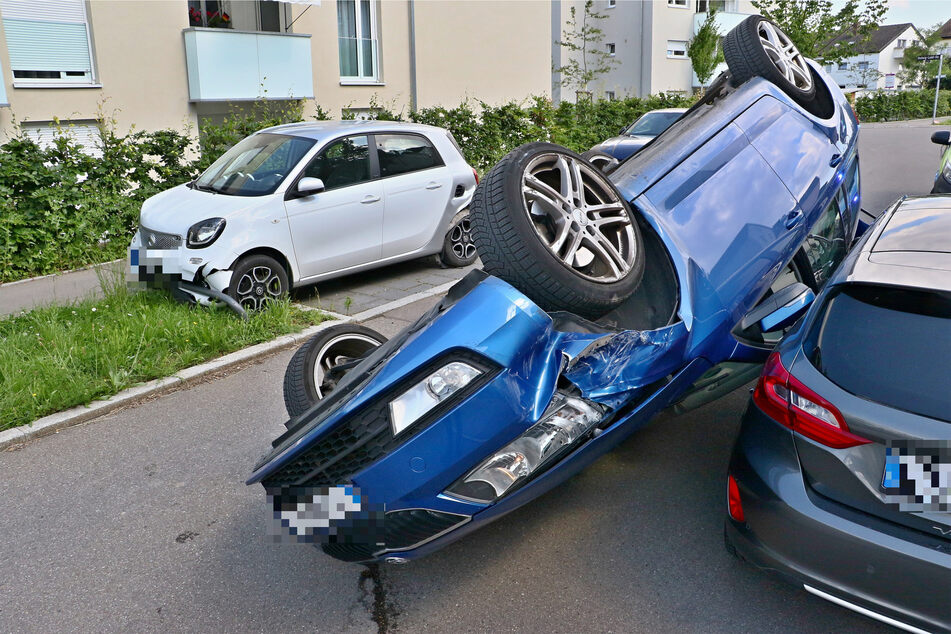 Der verunglückte Wagen blockierte nach dem Überschlag die Straße und musste abgeschleppt werden.