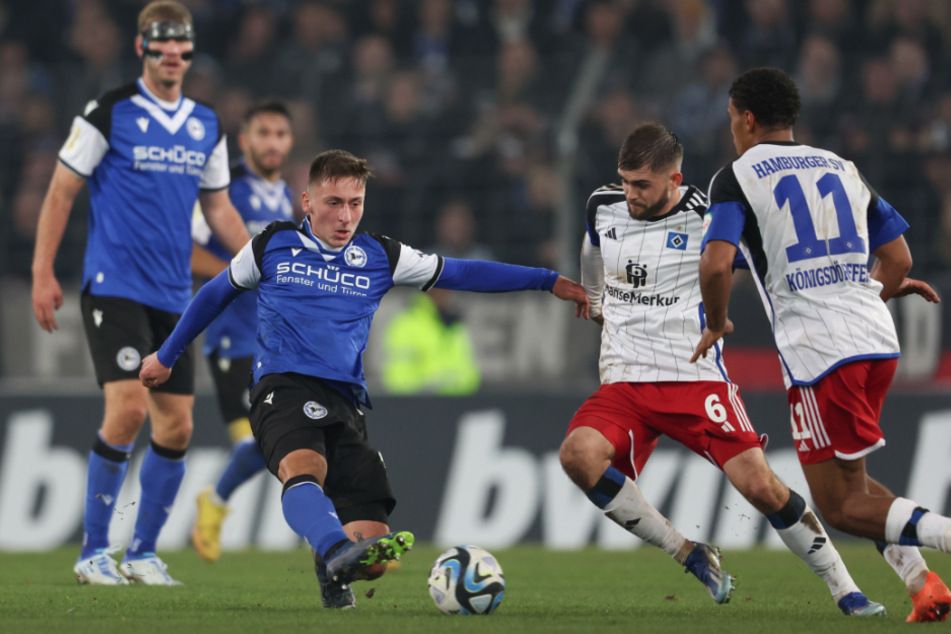 Ein gelungenes Pflichtspiel-Debüt: HSV-Mittelfeldakteur Lukasz Poreba (23, 2.v.r.) sammelte im Pokal gegen Arminia Bielefeld seine ersten Minuten für die Rothosen.
