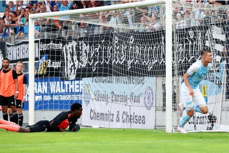 Kilian Pagliuca (r.) dreht nach seinem Treffer zum 2:1 ab...