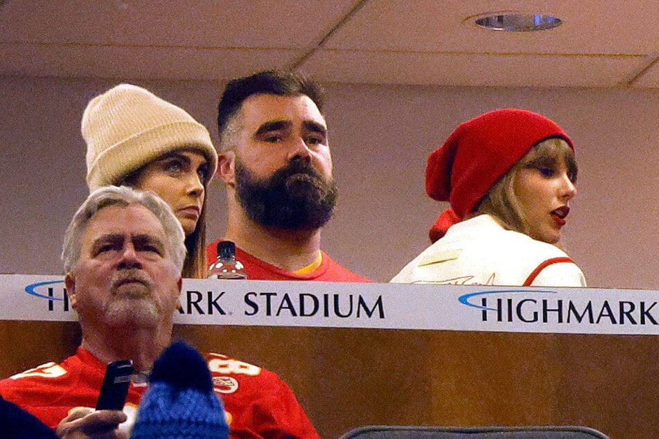 Taylor Swift (r.) and Jason Kelce (c.) first met at a Chiefs-Bills game