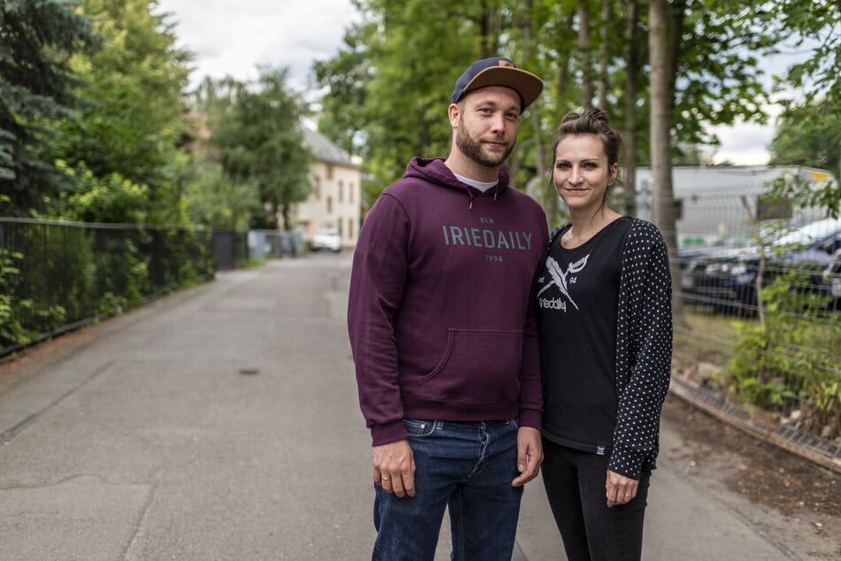 Anwohner Hendrik und Francesca Köhler (beide 32) sind von Restmüll und Bauschutt in leerstehenden Nachbarhäusern genervt.