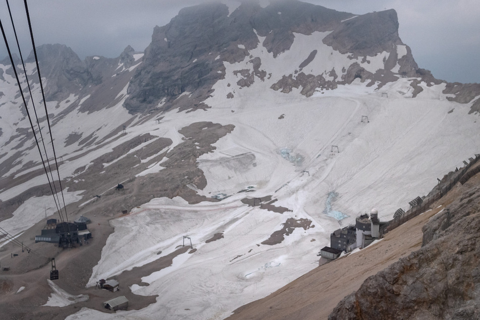 Der Gletscher auf Deutschlands höchstem Berg der Zugspitze ist mit Schnee bedeckt. (Archiv)
