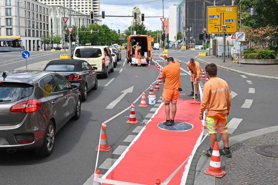 Am Hallischen Tor wird die Fahrradspur jetzt auch rot.
