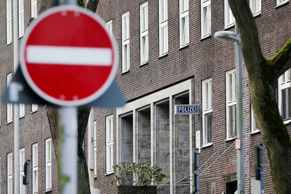 Im Zusammenhang mit Chats mit rechtsextremen Inhalten bei der Polizei NRW sind mehrere Strafbefehle beantragt worden. (Symbolbild)