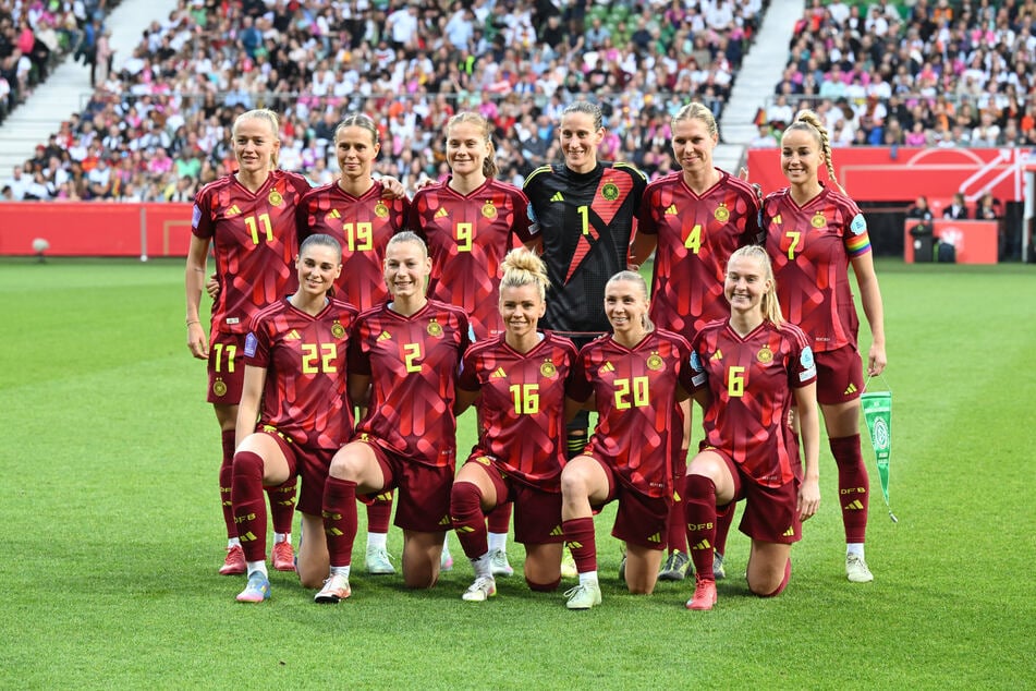 Spielerinnen der deutschen Nationalmannschaft verdienen noch nicht so viel Geld wie die Männer.