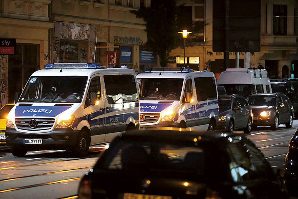 Polizeitransporter fahren am Mittwochmorgen in Connewitz vor - insgesamt wurden Wohnungen von 20 Chemie-Anhängern durchsucht.