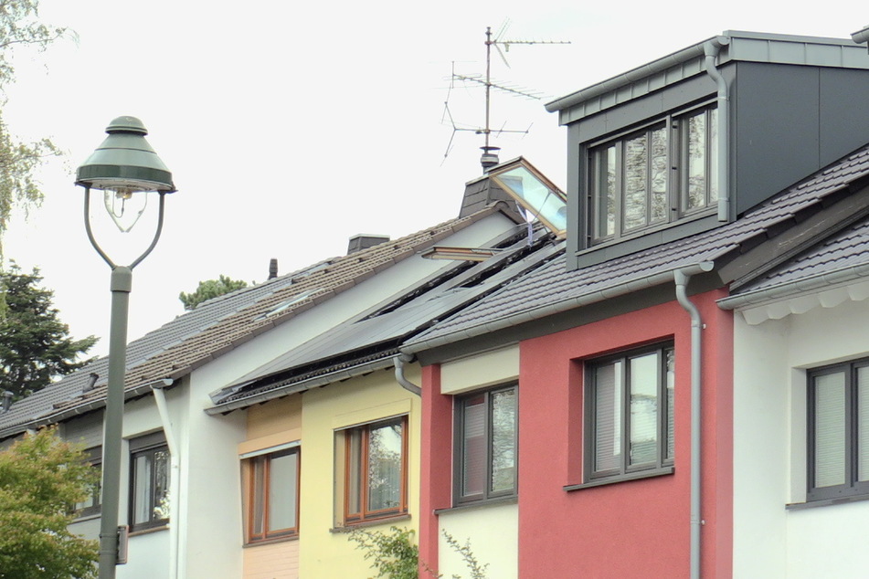 In dem Dachstuhl kam es zu einer Verpuffung, weil ein 18-Jähriger mit Chemikalien hantiert hat.