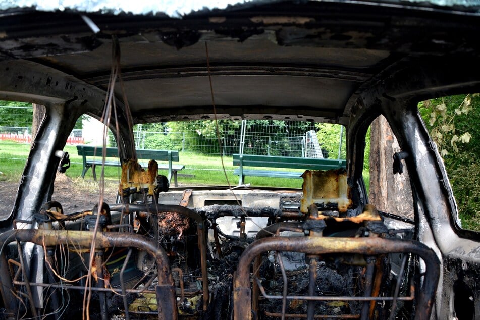 Das Auto ist auch im Innenraum komplett ausgebrannt.