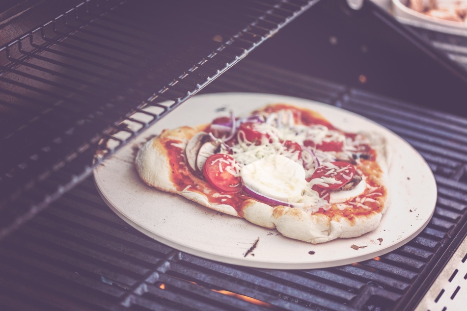Auf dem Pizzastein können Pizzen und Flammkuchen gebacken werden. (Symbolbild)