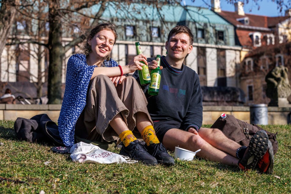 Am ersten Frühlingstag 2026 tranken Meli Ernstberger (26) und Simon Scheffler (29) ein Radler an der Elbe.