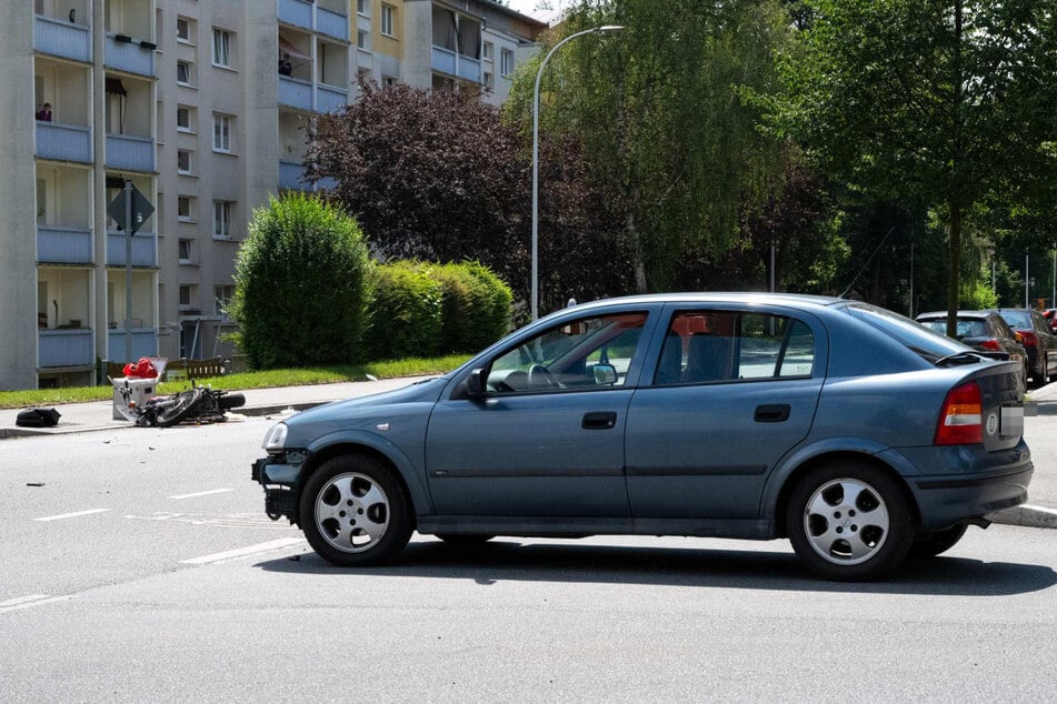 Auf der Zittauer Südstraße krachte ein Opel Astra mit einem Motorrad zusammen.