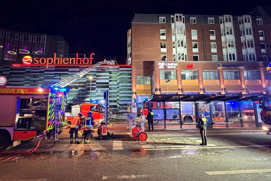 Den Rettern wurden vor Ort mehrere Personen vermisst gemeldet.