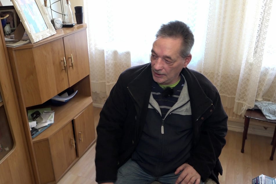 Der 53-Jährige hilft seinem Vater mit dem Fernseher.