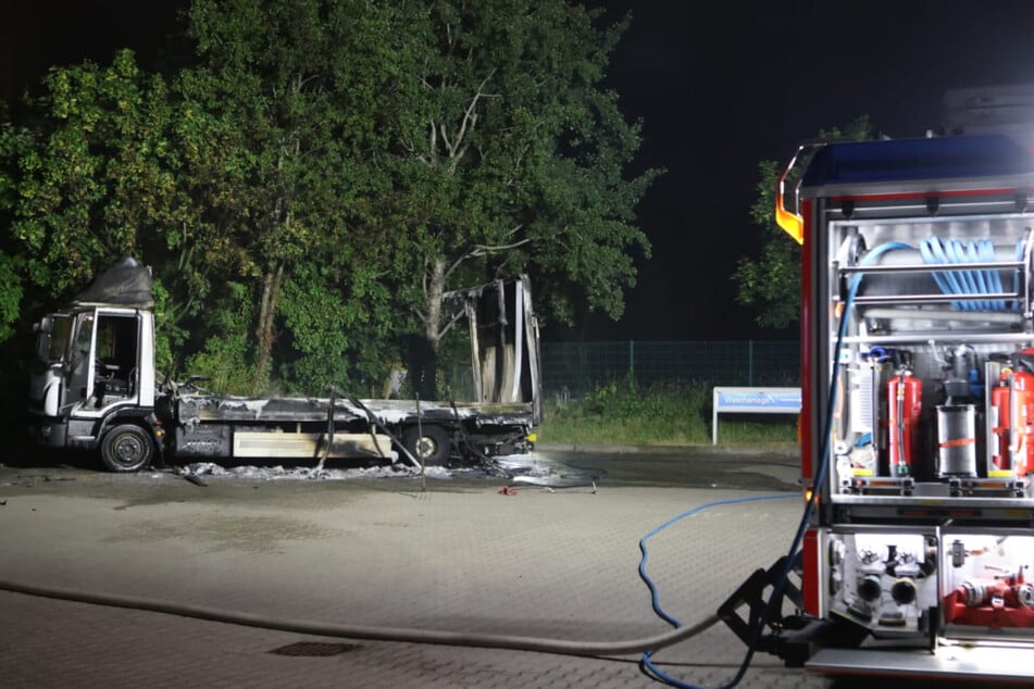 Mit insgesamt drei Einsatzfahrzeugen rückte die Feuerwehr nach Gohlis aus.