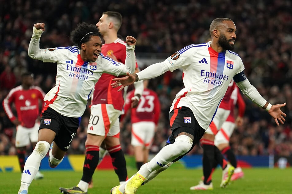 Der HSV trifft Ende Juli im Rahmen seiner Saisoneröffnung auf Olympique Lyon. Alexandre Lacazette (r) ist dann nicht mehr dabei, er wechselte nach Saudi-Arabien.