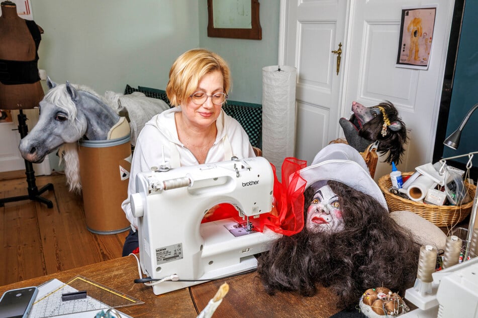 Designerin Esther Melhorn bei den letzten Handgriffen am Kostüm des Winzlings, der die Rennschnecke reitet.