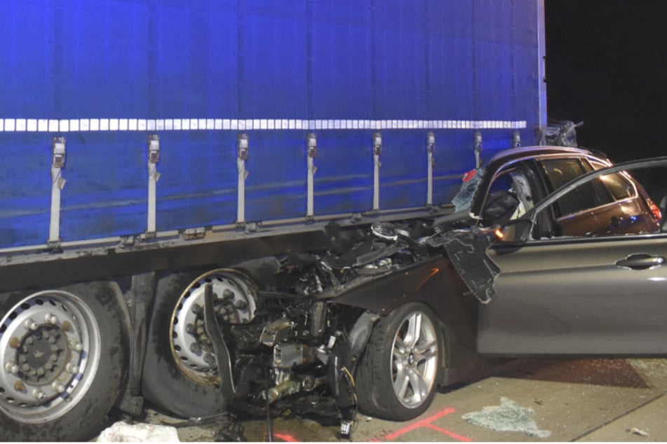 Der Lastwagen soll mit eingeschalteter Warnblinkanlage am Ende des Beschleunigungsstreifens gestanden haben.