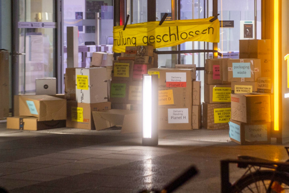 Klimaaktivisten haben am Freitag vor der Zentrale von Amazon in München mit Vorwürfen beschriftete Pakete deponiert.