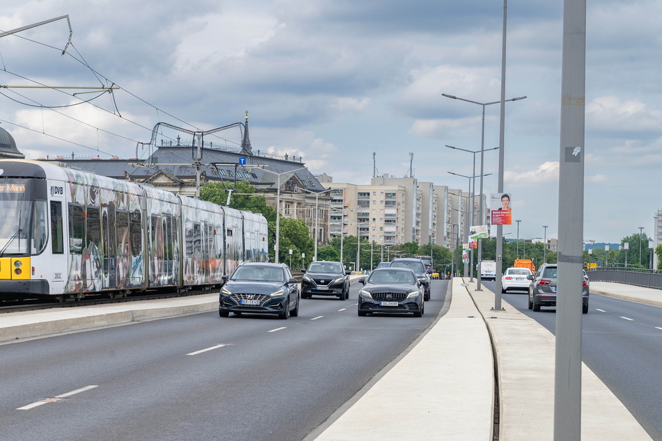 Auf der Carolabrücke müssen Autofahrer eine von zwei Fahrspuren abgeben.