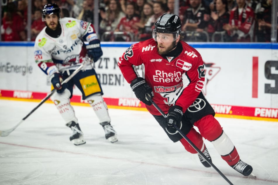 Eishockey-Nationalspieler Parker Tuomie (30) hat nach dem Halbfinal-Aus seiner Kölner Haie gegen die Eisbären Berlin einen vermeintlichen Standortnachteil der Domstädter kritisiert. (Archivbild)