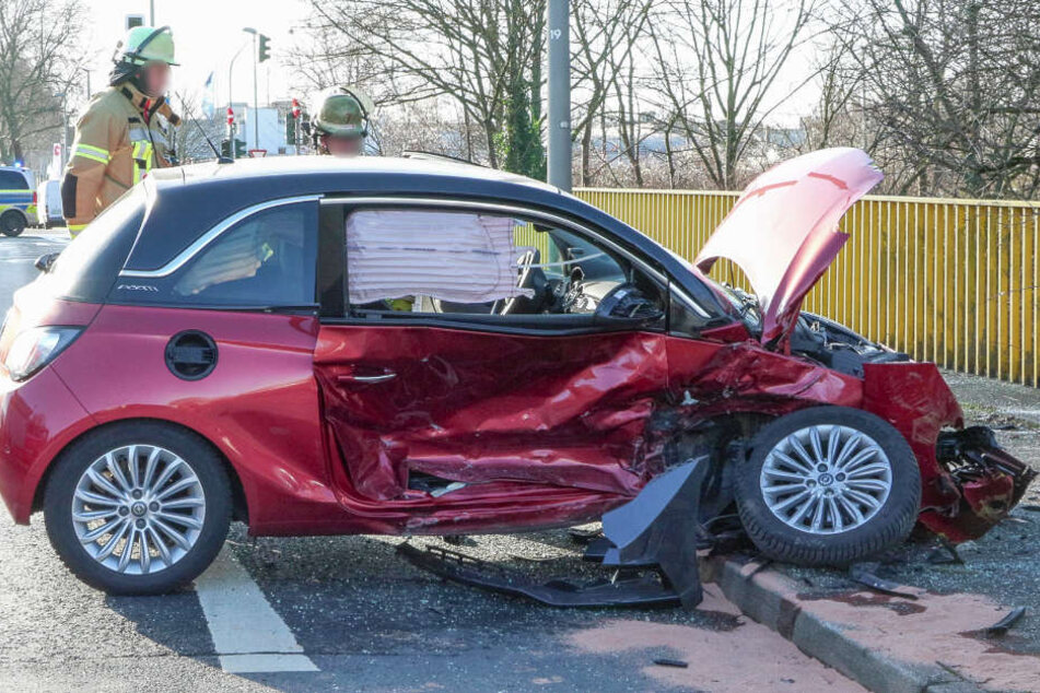 Die Fahrerin des Opel Adam kam nach dem Crash in eine Klinik, wo sie ihren schweren Verletzungen erlag.