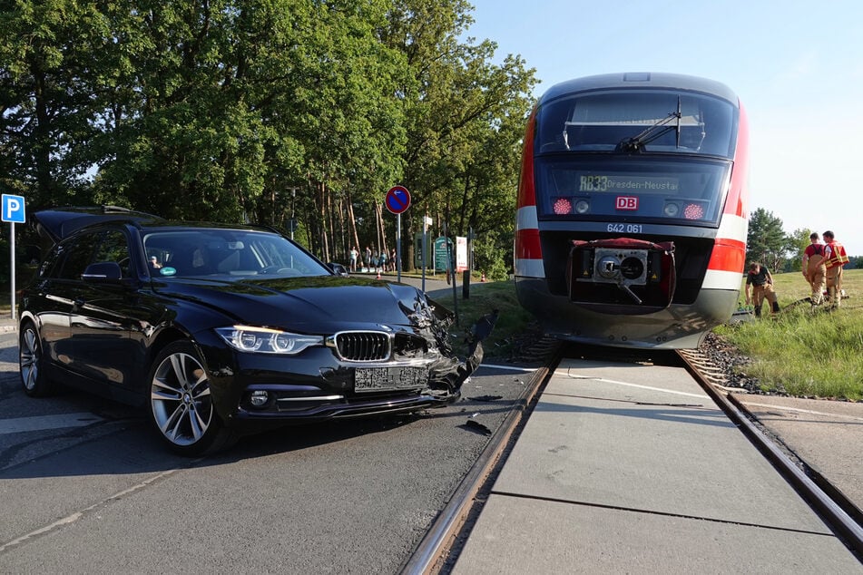 In Weixdorf kollidierte eine BMW-Fahrerin (58) mit einer Regionalbahn.