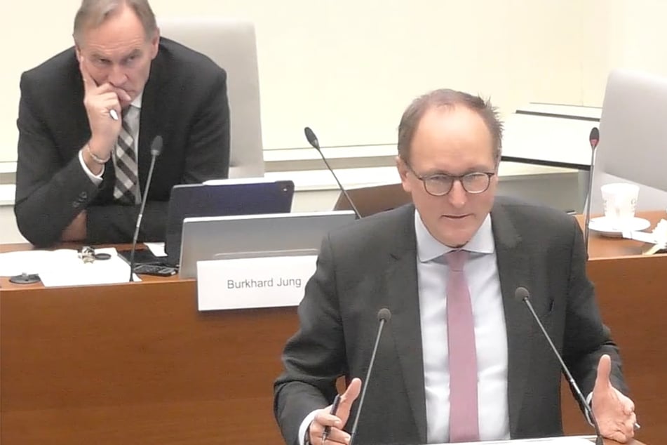Verwaltungsbürgermeister Ulrich Hörning (SPD, r.) stellte sich am Mittwoch den Fragen der Ratsmitglieder und verteidigte die umstrittene Maßnahme.