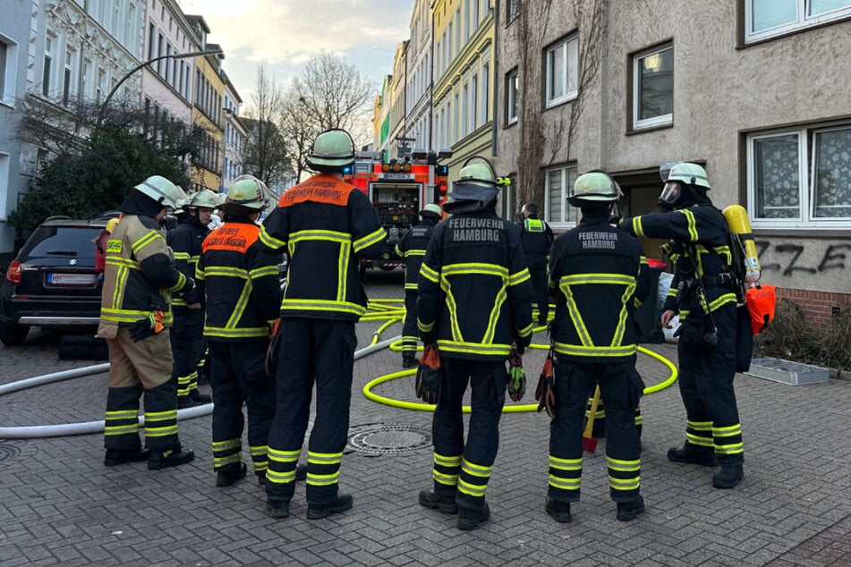 Hamburg: Einsatz im Phoenix-Viertel: Feuerwehr rettet 15 Menschen aus Mehrfamilienhaus