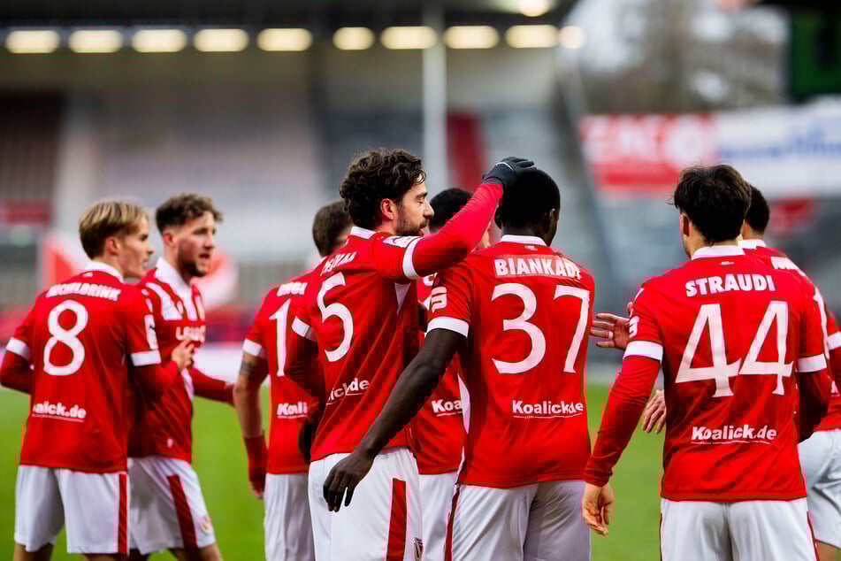 Energie feiert die frühe Führung im Topspiel der 3. Liga.